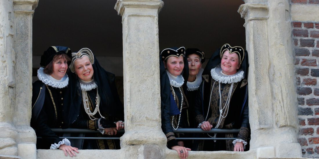 Bild der Tänzer im Fensterrahmen im Renaissance Stil