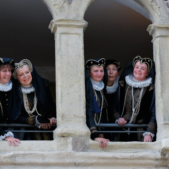 Bild der Tänzer im Fensterrahmen im Renaissance Stil
