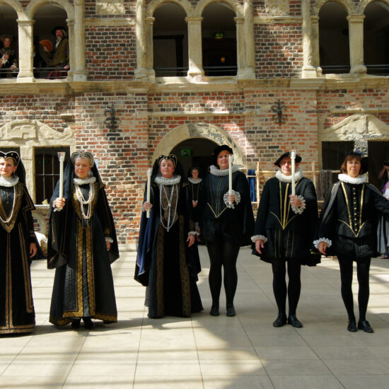 Gruppenbild der Tänzer im Foyer
