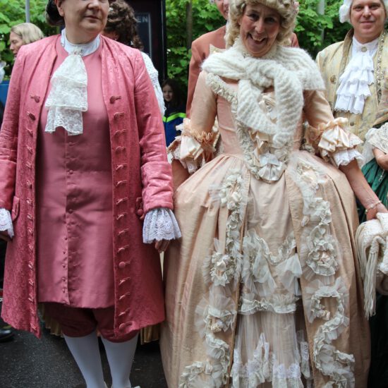 Tänzerinnen und Tänzer zeigen sich in ihren Kostümen