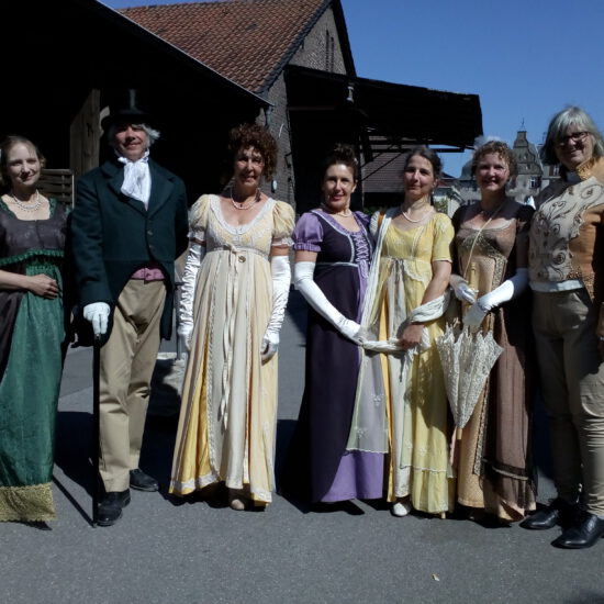 Gruppenbild der Tänzer in Kostümen